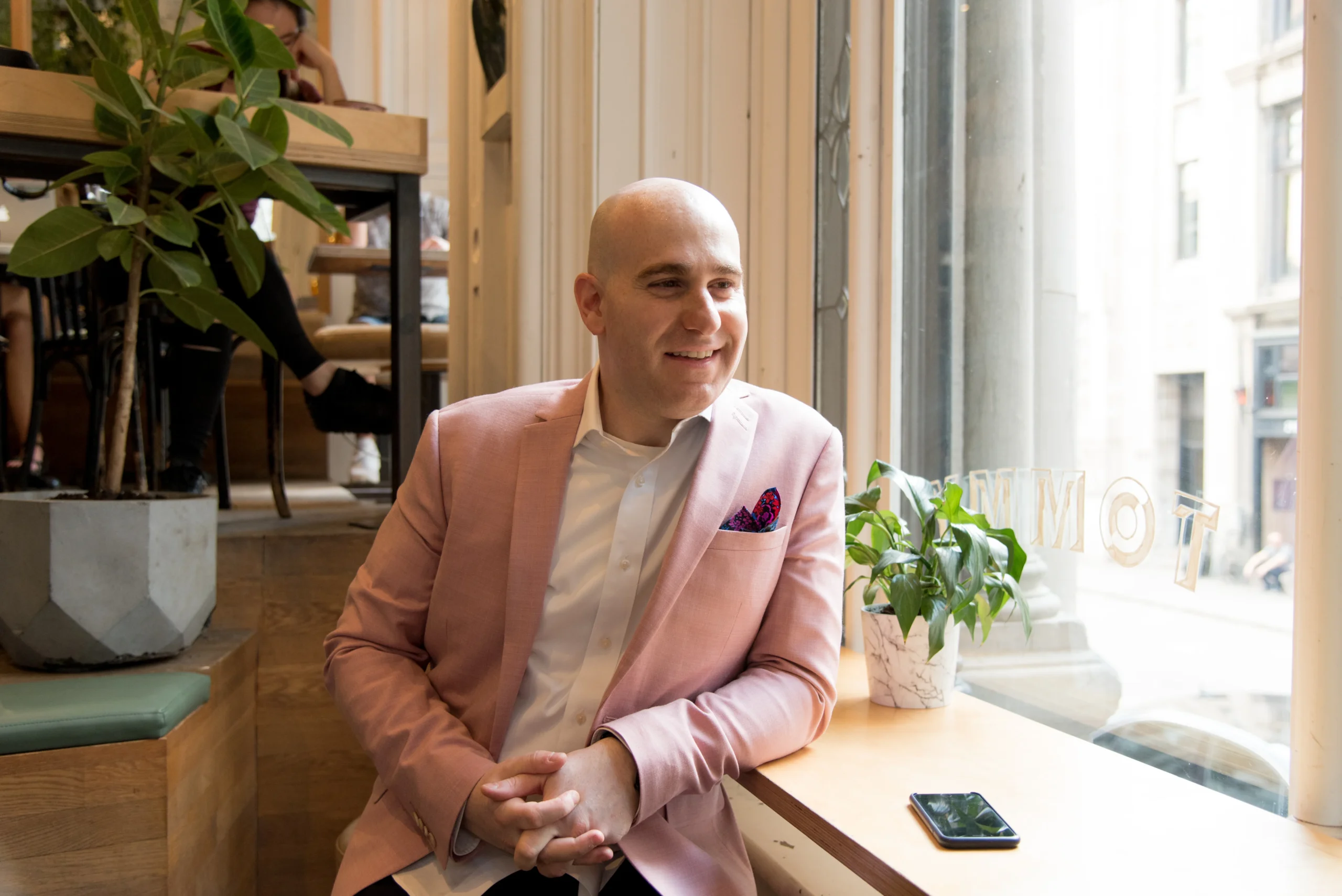 David sourient à la fenêtre